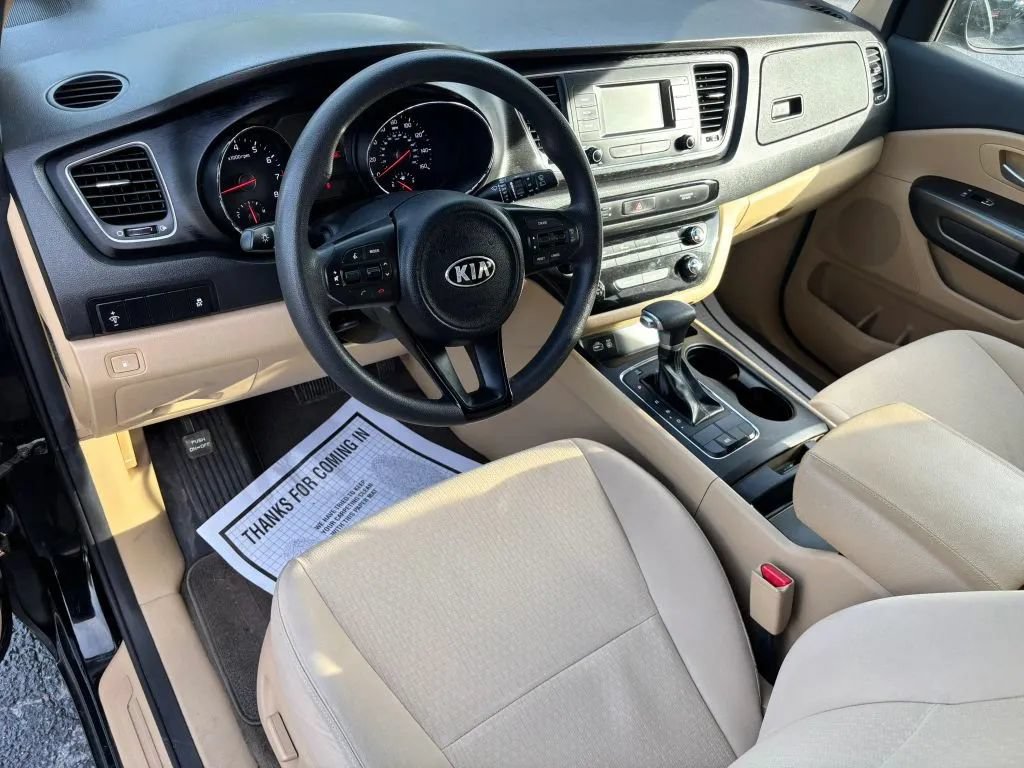 Used 2018 Kia Sedona LX FWD image 2