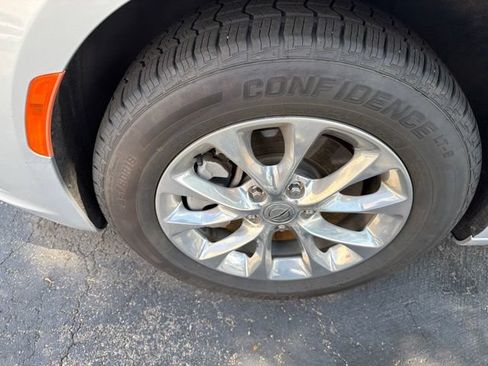 Used 2022 Chrysler Pacifica Touring-L AWD/4WD image 14