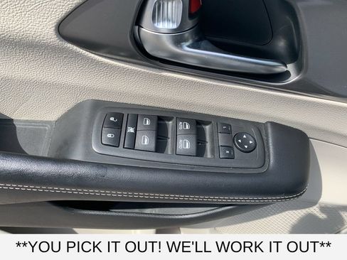 Used 2022 Chrysler Pacifica Touring-L FWD image 12