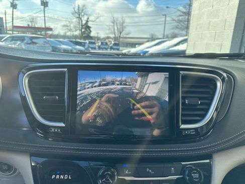 Used 2024 Chrysler Pacifica Select image 16