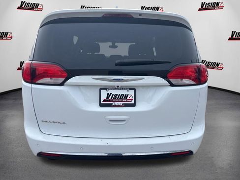 Used 2018 Chrysler Pacifica Touring-L FWD image 6