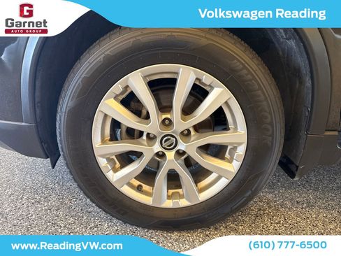 Used 2017 Nissan Rogue SV w/ SV Premium Package image 34