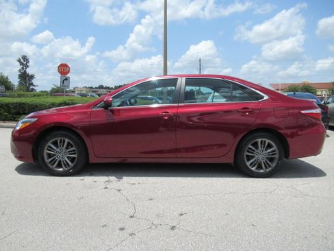 Used 2017 Toyota Camry SE w/ Four Season Floor Mat Package FWD image 4