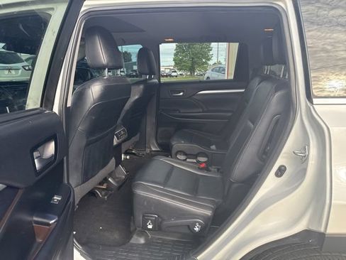 Used 2019 Toyota Highlander XLE AWD/4WD image 11
