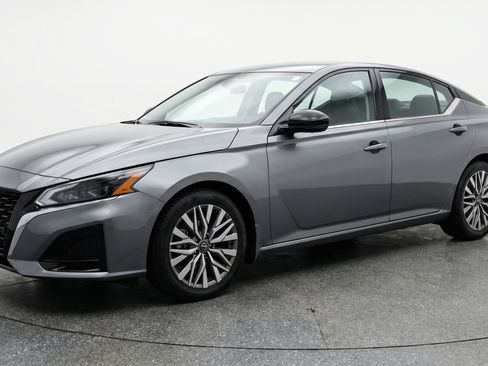 Used 2025 Nissan Altima 2.5 SV FWD image 3