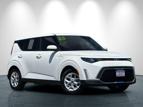 Used 2025 Kia Soul LX w/ LX Technology Package FWD image 2