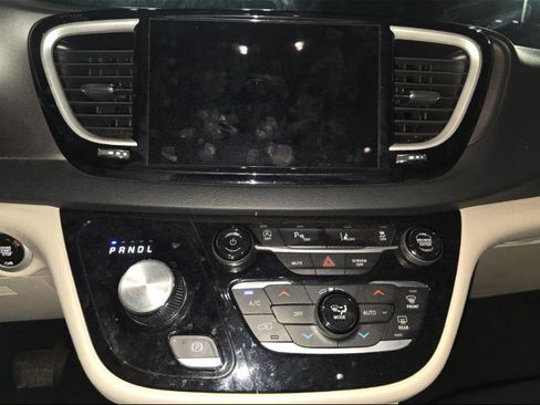 Used 2023 Chrysler Pacifica Touring-L image 6