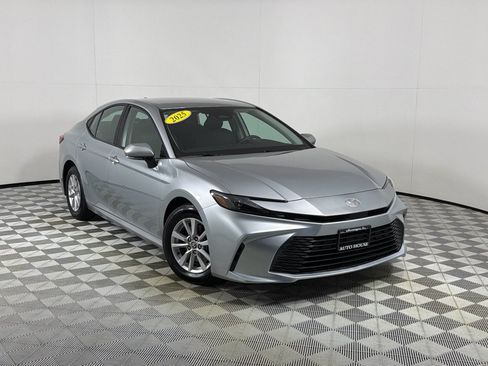 Used 2025 Toyota Camry LE FWD image 2