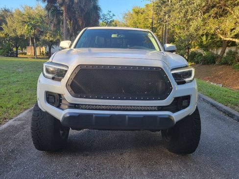 Used 2017 Toyota Tacoma SR5 w/ Tow Package RWD image 2