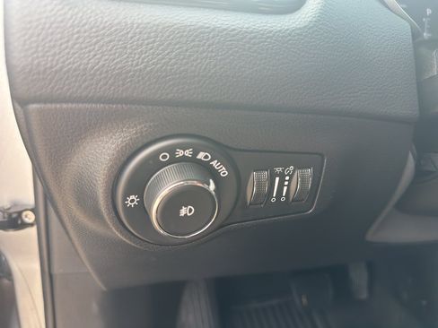 Used 2019 Jeep Compass Limited FWD image 12