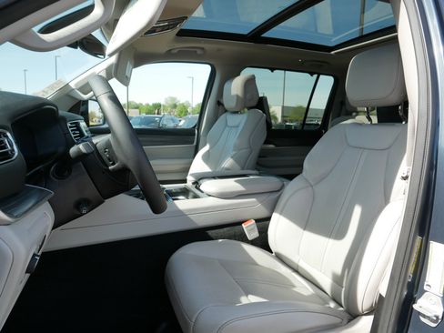 Certified 2024 Jeep Wagoneer Series III w/ Premium Group I AWD/4WD image 34