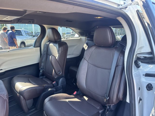 Used 2023 Toyota Sienna Platinum FWD image 23