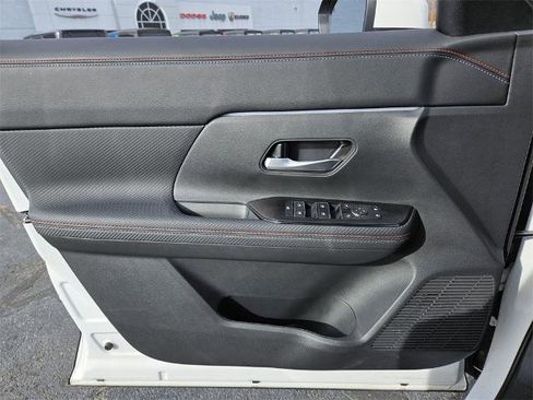 Certified 2025 Nissan Kicks SR image 29