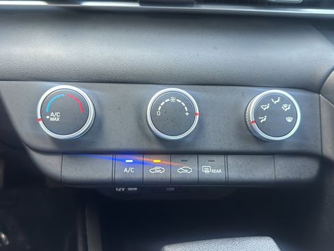 Used 2025 Hyundai Elantra SE FWD image 33