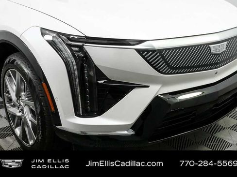 Certified 2025 Cadillac Optiq Luxury 2 w/ LPO, Floor Liner Package AWD/4WD image 38