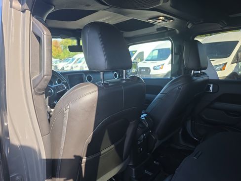 Used 2020 Jeep Wrangler Unlimited Sahara image 25