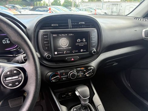 Used 2025 Kia Soul LX w/ LX Technology Package FWD image 17