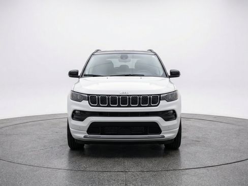 Used 2025 Jeep Compass Limited AWD/4WD image 2