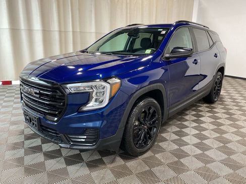 Used 2022 GMC Terrain SLE w/ Driver Convenience Package image 3