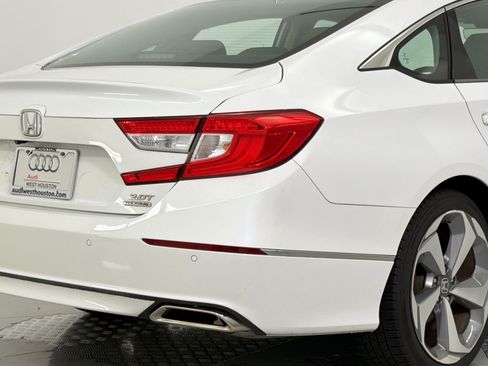 Used 2018 Honda Accord Touring image 12