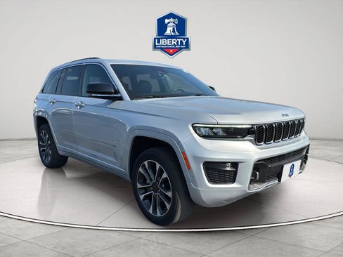 Certified 2022 Jeep Grand Cherokee Overland w/ Luxury Tech Group IV AWD/4WD image 16