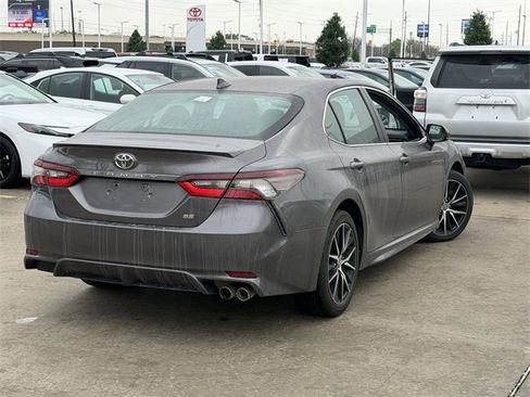 Used 2021 Toyota Camry SE image 5