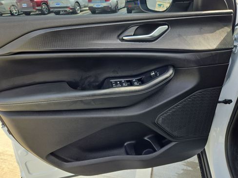 Used 2023 Jeep Grand Cherokee L Laredo image 14