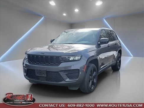 Used 2023 Jeep Grand Cherokee Altitude image 4