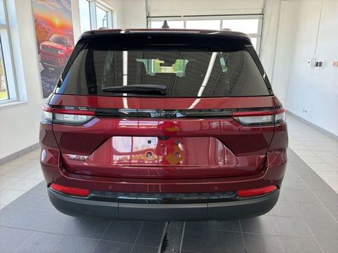 Used 2025 Jeep Grand Cherokee Altitude AWD/4WD image 3