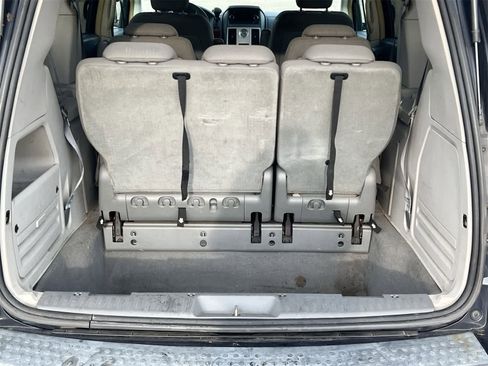Used 2009 Chrysler Town & Country LX image 29