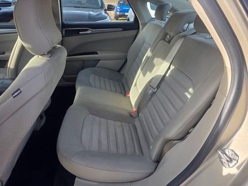 Used 2017 Ford Fusion SE FWD image 6