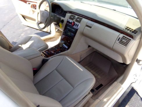 Used 1999 Mercedes-Benz E 320 Sedan w/ X2 Opt Pkg image 40