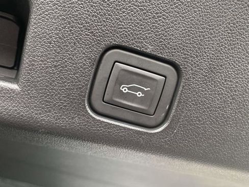 Used 2025 GMC Acadia Elevation image 13