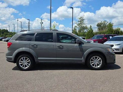 Used 2019 Dodge Journey SE w/ Connectivity Group FWD image 2