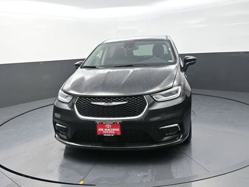 Used 2023 Chrysler Pacifica Touring-L FWD image 2
