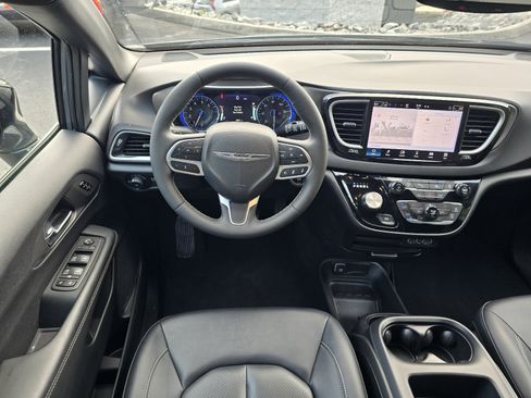 Used 2025 Chrysler Pacifica Select FWD image 13