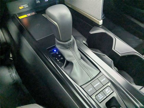 Used 2025 Toyota Camry SE FWD image 25