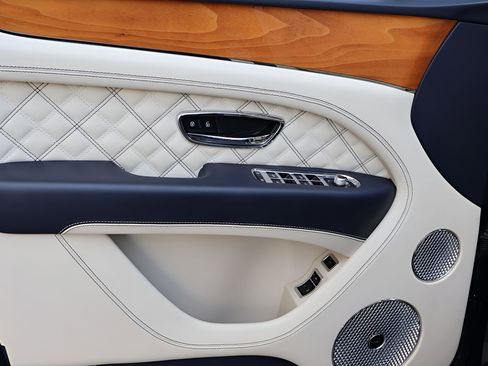 Used 2021 Bentley Bentayga image 12