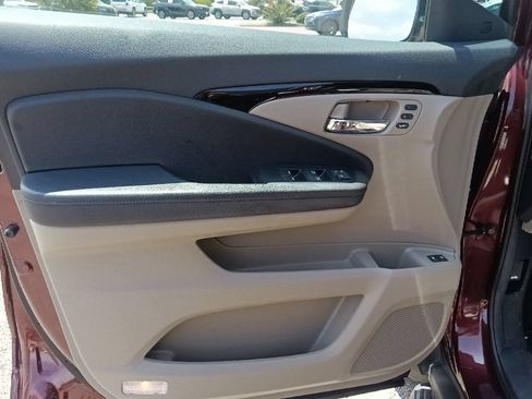 Used 2022 Honda Pilot Touring image 11