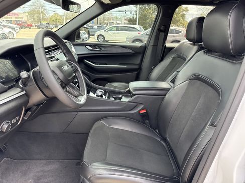 Used 2025 Jeep Grand Cherokee Altitude image 11