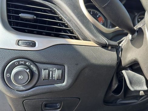 Used 2018 Jeep Cherokee Latitude FWD image 14