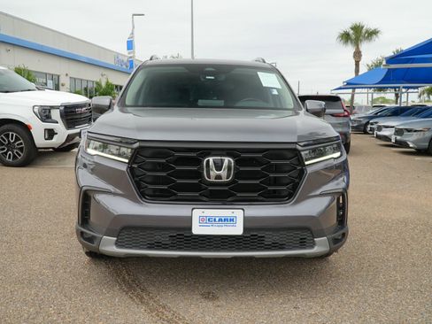 Used 2025 Honda Pilot Touring image 2