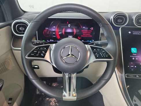 Used 2025 Mercedes-Benz GLC 300 4MATIC image 12