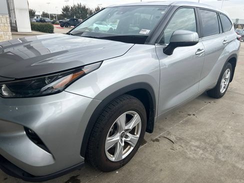 Used 2024 Toyota Highlander LE AWD/4WD image 27