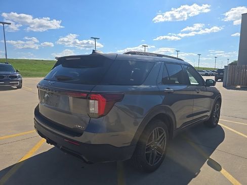 Used 2025 Ford Explorer ST-Line w/ ST-Line Street Pack AWD/4WD image 5