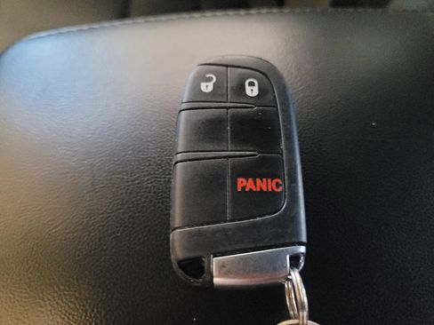 Used 2022 Jeep Grand Cherokee Laredo E image 32