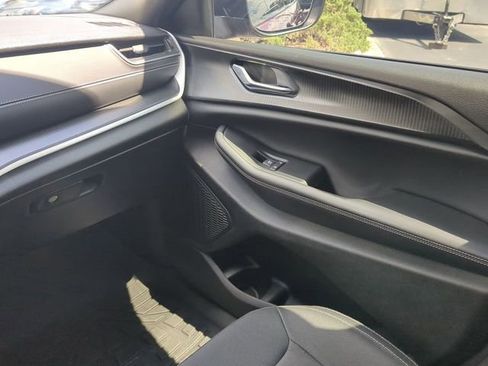 Used 2024 Jeep Grand Cherokee Laredo AWD/4WD image 19