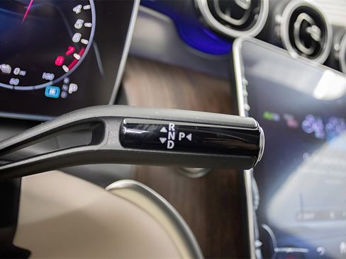 Used 2025 Mercedes-Benz GLC 350e 4MATIC image 33