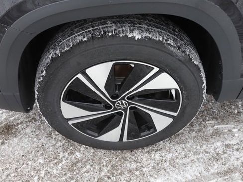 Used 2025 Volkswagen Taos SE w/ Panoramic Sunroof Package image 13