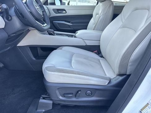 Used 2022 Nissan Pathfinder SL w/ Cargo Package image 9